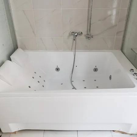 Cozy With Private Sauna & Jacuzzi Apartment